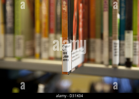 Bibliothek des Kongresses System Call # Label auf die Wirbelsäule eines Buches in der Kinderabteilung der öffentlichen Bibliothek Stockfoto