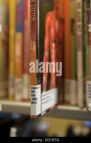 Selektiven Fokus zeigt eine Bibliothek von Kongress-System Call # Beschriftung auf einer Wirbelsäule eines Buches Stockfoto