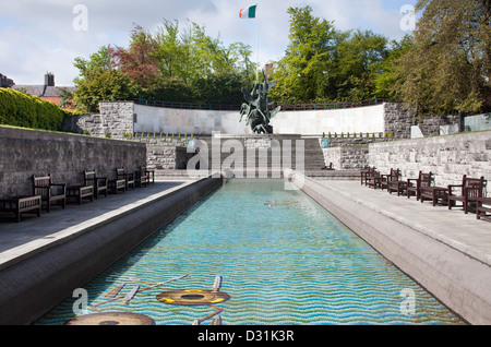 Keltische Mosaik eingelegt in Wasser-Funktion auf dem Garden of Remembrance, Dublin. Stockfoto