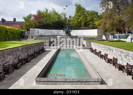 Keltische Mosaik eingelegt in Wasser-Funktion auf dem Garden of Remembrance, Dublin. Stockfoto