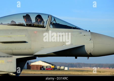 Royal Air Force Wing Commander Paul Godfrey, XI Geschwader Typhoon FGR4 Pilot, taxis auf dem Flug Linie während der Übung Western Zephyr Langley Air Force Base, VA., 29. Januar 2013. Das XI Geschwader reist von RAF Coningsby zur Teilnahme an Koalition e Stockfoto