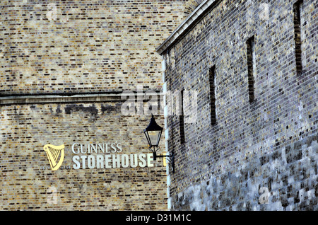 Ein Guinness-Zeichen an der Wand in Dublin, Irland Stockfoto