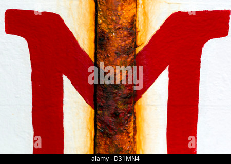 Rost-rot M; Symmetrie; Angeln-Boot-Ausschnitt; Stockfoto