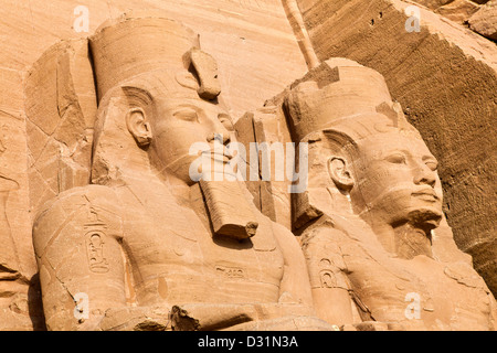 Statuen von Pharao Ramses II tragen die Atef-Krone von Ober- und Unterägypten in Abu Simbel Stockfoto