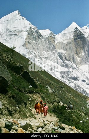 Die Gipfel der Bhagirathi 1 und 2 (6856m / 6512m), von Bhojbasa, mit weiblichen Sadhus im Vordergrund zu sehen. Stockfoto