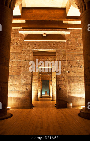 Ton- und Lichtshow im Isis-Tempel Philae, Assuan, zeigt Tempel Interieur mit Sockel für zeremonielle Barke am Ende. Stockfoto