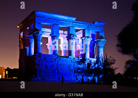 Ton- und Lichtshow am Kiosk des Trajan in der Isis-Tempel von Philae, Agilika Island, Assuan, Stockfoto