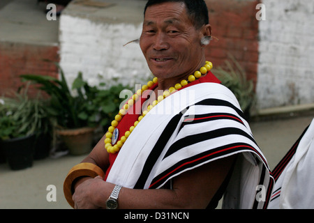 Mann aus Angami Naga Stamm gekleidet in traditioneller Kleidung, Kohima, Nagaland, Nordost-Indien Stockfoto