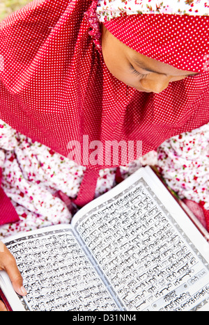 Kind Koran liest Stockfoto