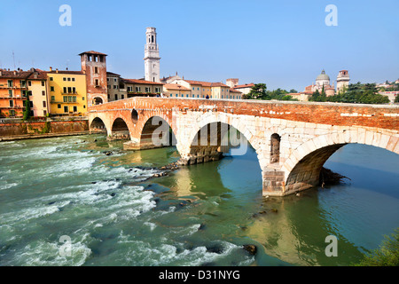 Blick auf Etsch und St Peter Brücke, Verona, Italien. Stockfoto
