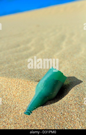 Grüne zerbrochene Flasche liegend in Sanddünen am Cape Maria van Diemen in Northland Stockfoto