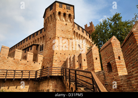 Blick auf die Türme der Burg Gradara in der Region Marken in Italien Stockfoto