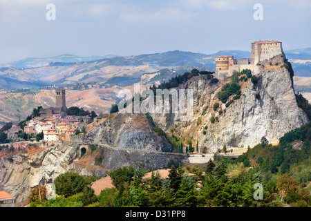 Blick auf die Festung von San Leo und Stadt der Marche Regionen. Es ist der Tod-Ort der Graf Cagliostro Stockfoto