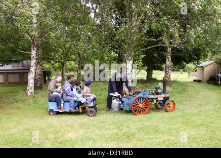 Miniatur-Dampftraktor Anhänger ziehen Stockfoto