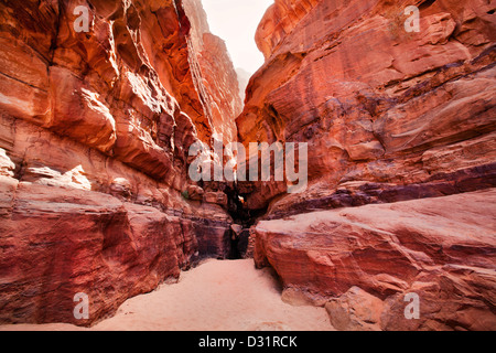 Blick auf erodiert Klippe Khazali Canyon in Wadi Rum, Jordanien Stockfoto