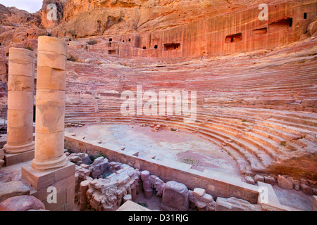 Ansicht des alten Amphitheaters in Stadt Petra, Jordanien Stockfoto