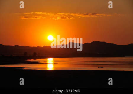 Sonnenuntergang über Ayeyarwady Fluss, Bagan, Burma, Myanmar Stockfoto