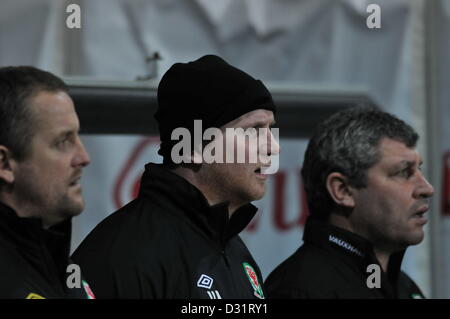 V Österreich - internationale Freundschaftsspiele - Swansea Wales, 6. Februar 2013 / Wales Coach John Hartson singen die Nationalhymne. Stockfoto