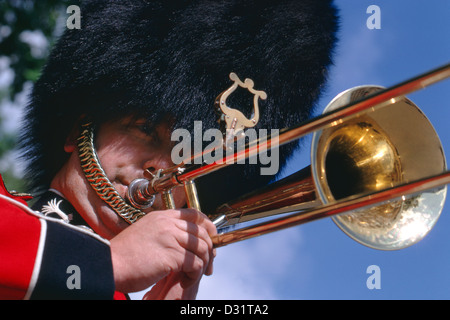 Der Wachmann spielt Trombone vom Welsh Guards Regiment in traditioneller busby-Uniform und spielt Posaune auf der Parade Stockfoto