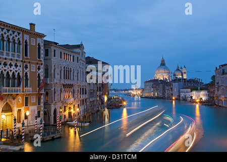 Helle Streifen am Canal Grande und die Kirche Santa Maria della Salute, Venedig, Italien Stockfoto