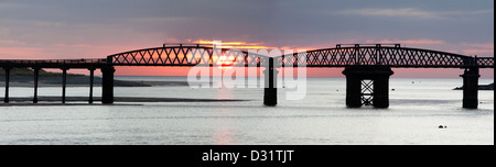 Barmouth Brücke Silhouette bei Sonnenuntergang und Fluss Mawddach Mündung Barmouth Gwynedd Mid Wales UK Stockfoto