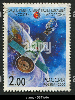 Russland - CIRCA 2000: Eine Briefmarke gedruckt in Russland zeigt Bild des Apollo-Sojus-Test-Projekt (1975), circa 2000. Stockfoto