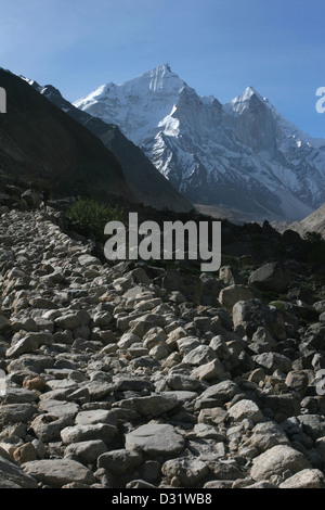 Der Weg vom Bhojbasa, die letzte Siedlung im Hochtal von Bhagirathi zum Gaumukh, die Quelle des Ganges. Stockfoto