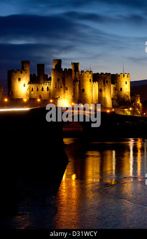 Conwy Castle in der Dämmerung / Nacht / Dämmerung Conwy Grafschaft North Wales UK Stockfoto