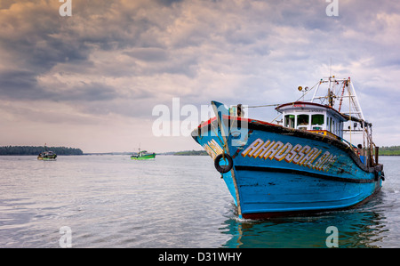 Traditionelles Boot kehrt aus Angelausflug zum Valapattanam Hafen in Kannur, Kerala, Indien. Stockfoto