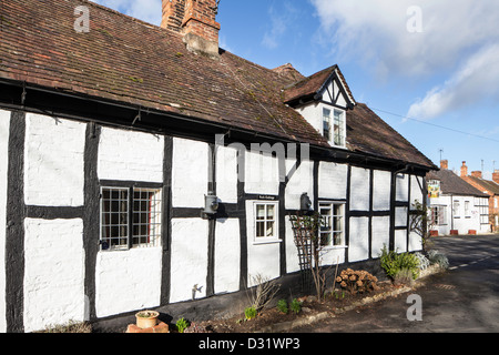 Halbe Fachwerk-Reetdachhaus in Dorf Bredon, Worcestershire, England, Großbritannien Stockfoto