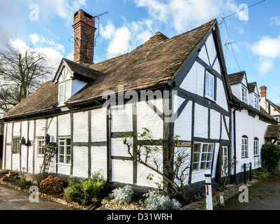 Halbe Fachwerk-Reetdachhaus in Dorf Bredon, Worcestershire, England, Großbritannien Stockfoto