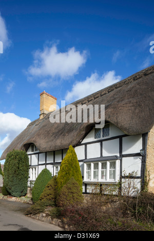Halbe Fachwerk-Reetdachhaus in Dorf Bredon, Worcestershire, England, Großbritannien Stockfoto