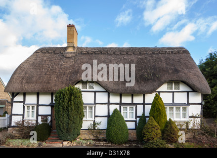 Halbe Fachwerk-Reetdachhaus in Dorf Bredon, Worcestershire, England, Großbritannien Stockfoto
