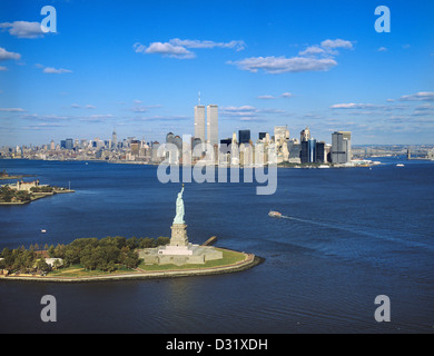USA, New York, New York Hafen; Liberty Island, historische 1988 Luftaufnahme der Statue of Liberty Stockfoto