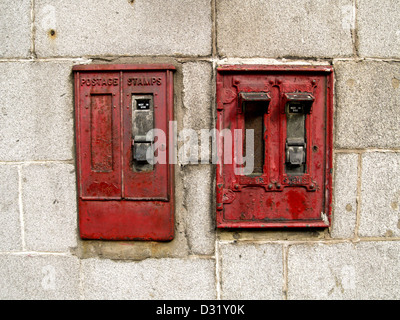 Alte Stempel Maschinen und der Briefkasten Wandmontage Granit in Aberdeen Scotland Stockfoto