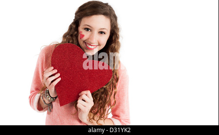 Glückliches Mädchen am Valentinstag hält ein Herz Lächeln Stockfoto