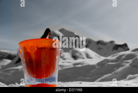 Eine Flasche Veuve Clicquot Champagner in den Bergen. Stockfoto