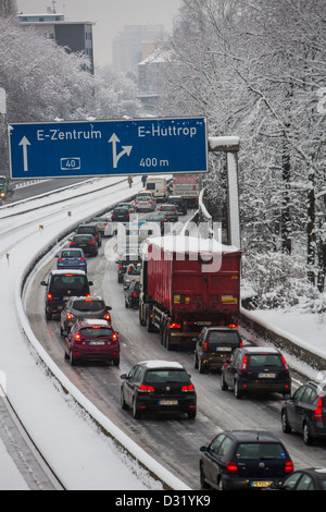 Stau auf deutschen Autobahnen A40, nach schweren Schneefall. Hunderte von Kilometer langen Stau während der Hauptverkehrszeit in der früh Stockfoto