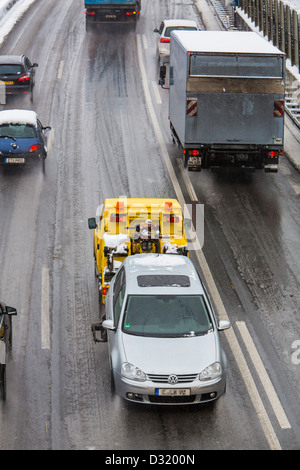 Stau auf deutschen Autobahnen A40, nach schweren Schneefall. Pannenhilfe, Abschleppen Auto. Stockfoto