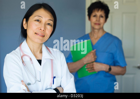 Arzt und Krankenschwester stehen im Büro Stockfoto