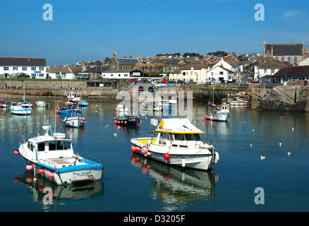 Kleine Fischerboote im Hafen von Porthleven in Cornwall, Großbritannien Stockfoto