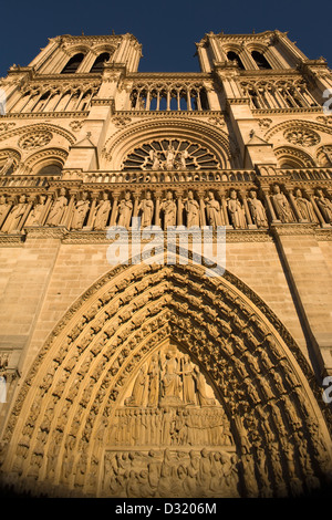 WEST FASSADE NOTRE DAME KATHEDRALE ILE DE ZITIEREN PARIS FRANKREICH Stockfoto