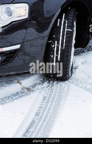 Auto mit Winter Reifen fährt auf einer Straße mit Schnee bedeckt. Stockfoto