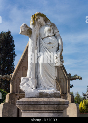 Blick auf dem Friedhof in Lloret de Mar. Eines der bedeutendsten Beispiele der katalanischen Grabkunst der modernistische Ära. Stockfoto