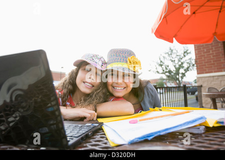 Mädchen, die Hausaufgaben im café Stockfoto