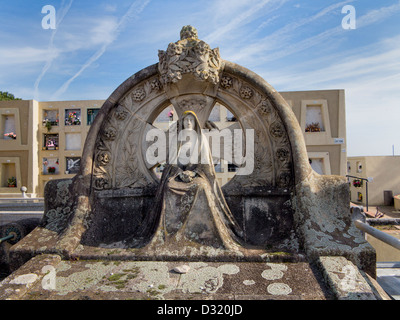 Blick auf dem Friedhof in Lloret de Mar. Eines der bedeutendsten Beispiele der katalanischen Grabkunst der modernistische Ära. Stockfoto