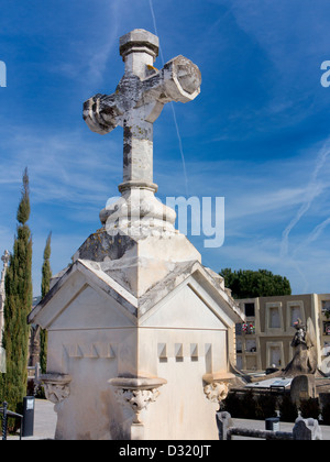 Blick auf dem Friedhof in Lloret de Mar. Eines der bedeutendsten Beispiele der katalanischen Grabkunst der modernistische Ära. Stockfoto