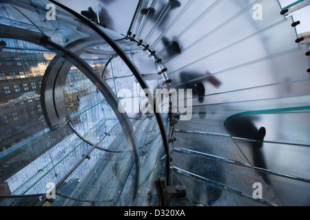 2009 HISTORISCHE MENSCHEN ZU FUSS AUF GLAS WENDELTREPPE TREPPEN APFEL GESCHÄFT (©BOHLIN CYWINSKI JACKSON 2006) FIFTH AVENUE MANHATTAN NEW YORK CITY USA Stockfoto