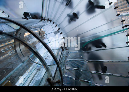 2009 HISTORISCHE MENSCHEN ZU FUSS AUF GLAS WENDELTREPPE TREPPEN APFEL GESCHÄFT (©BOHLIN CYWINSKI JACKSON 2006) FIFTH AVENUE MANHATTAN NEW YORK CITY USA Stockfoto