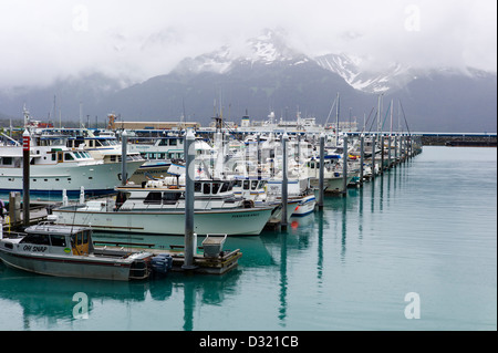 Charta und kommerziellen Fischerboote im Hafen, Seward, Alaska, USA Stockfoto